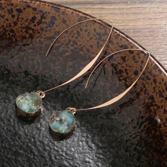 ROMWE Jewelry - NWOT GOLD GEODE HOOK EARRINGS